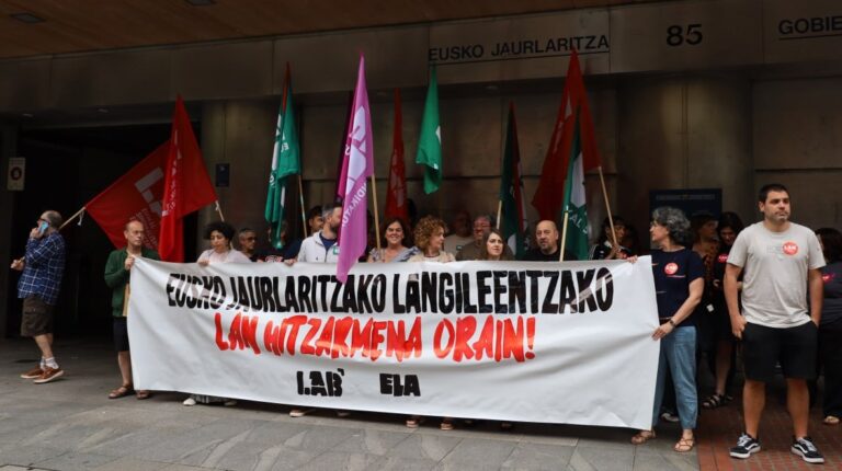Eusko Jaurlaritzako langileek elkarretaratzeak egin dituzte, hitzarmen berria negoziatzeko eskatuz