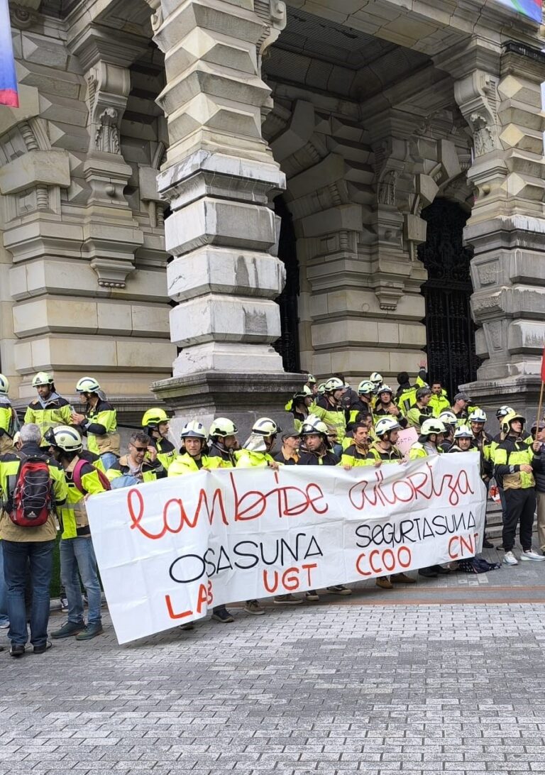 Bomberos y bomberas de Bizkaia luchan por la mejora de sus condiciones laborales
