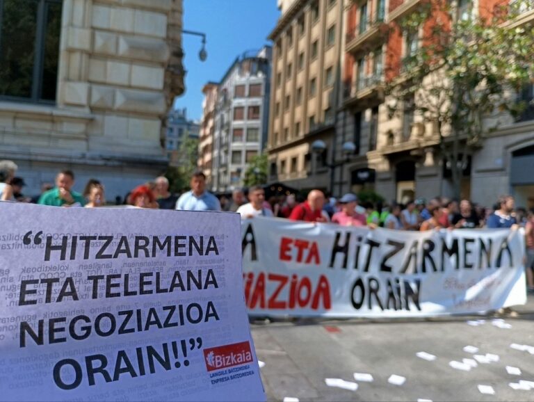 Paro laboral en la Diputación Foral de Bizkaia: más de 600 personas movilizadas por un nuevo acuerdo y convenio y a favor del teletrabajo