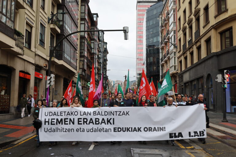 Udal langileek gaurko greba egunean argi utzi diete alderdi politikoei haien lan baldintzen aldeko borrokan tinko jarraituko dutela