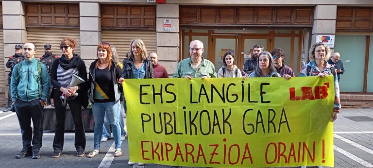 Nafarroako esku hartze sozialeko langileek sektorearen publifikazioa eta administrazio publikoarekin parekatzea exijitu dituzte