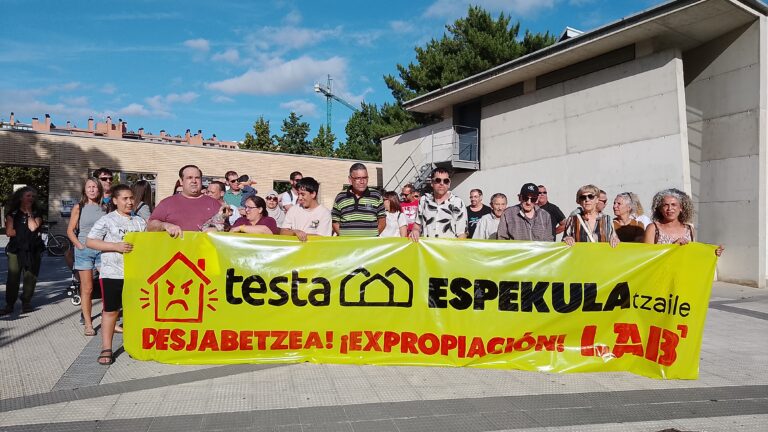 Lau elkarretaratze Iruñean, Testak egin nahi duen ariketa espekulatiboaren aurka