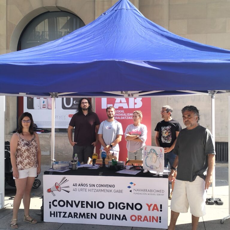 Navarrabiomed kalera atera da Nafarroako Gobernuaren aurrean, herritarrei informazioa ematen jarraitzeko eta hitzarmen duin bat eskatzeko