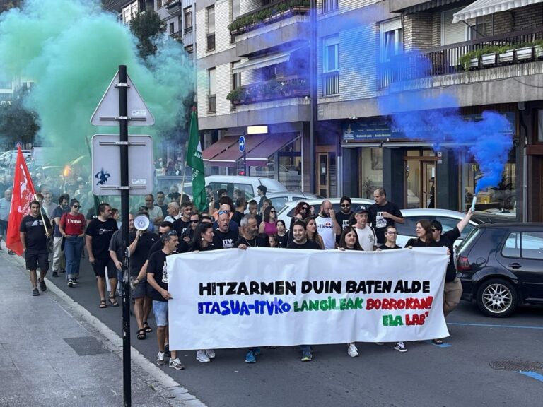 Multitudinaria manifestación en Bergara en apoyo de los y las trabajadoras de ITASUA en huelga indefinida