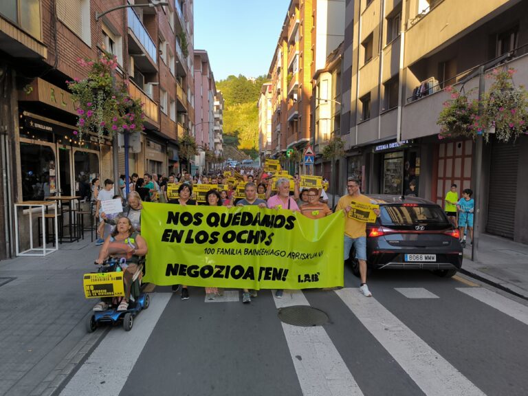Mensaje claro de las y los vecinos de Los Ochos, arropados por el pueblo de Erandio: “No nos vamos”