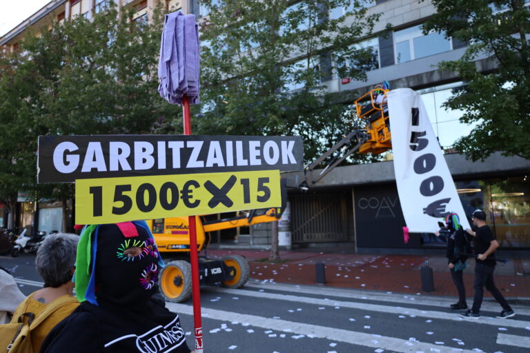 El colectivo Gora Garbitzaileak ha vuelto para denunciar la situación del convenio de limpieza de Bizkaia