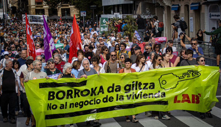 Maizterren borrokari esker, putre funts baten esku zeuden Benta Berriko 510 etxebizitza berreskuratzeko aukera dago