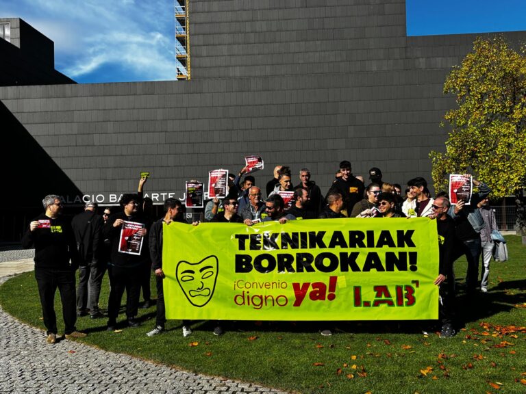 Nafarroako ikuskizunetako teknikari eta laguntzaileek greba arrakastatsutzat jo dute eta hitzarmen duina eskatzen dute