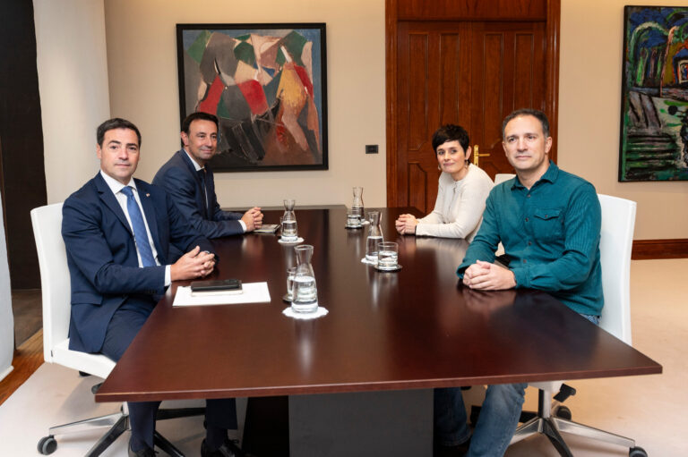 LABek Imanol Pradalesi eta Mikel Torresi eskatu die Lanbidearteko Gutxieneko Soldata propioaren aldeko lidergo argia izan dezatela