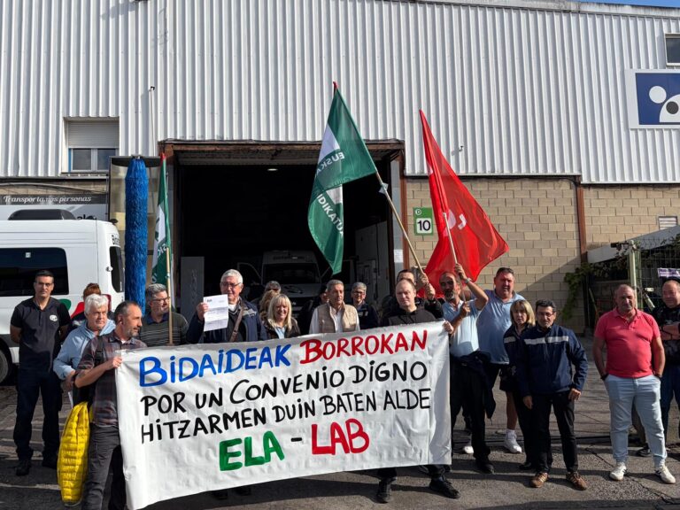 Bidaideak enpresako langileak hitzarmen duin baten alde borrokan ari dira