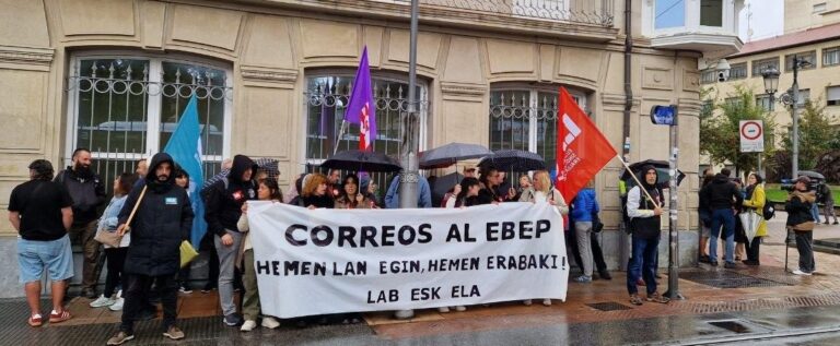 Postako langileak kalera atera dira zerbitzu publikoaren eta beren eskubideen defentsan