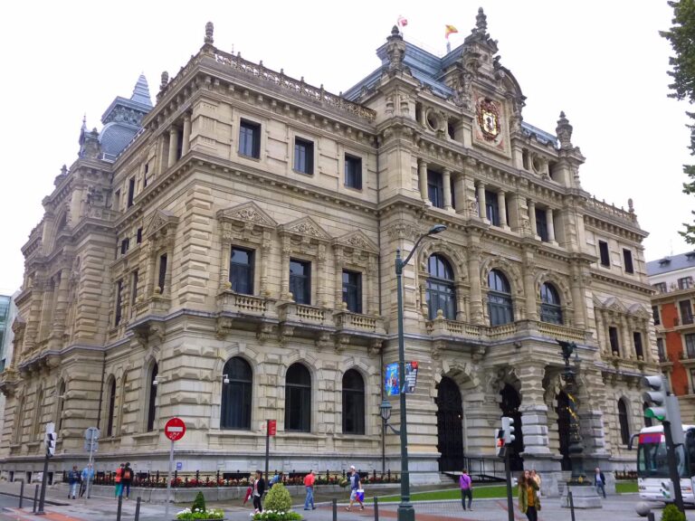 Bizkaiko Foru Aldundiaren Gizarte Ekintza eta Enplegu, Gizarte Kohesio eta Berdintasun sailen plantilla handitzea eta zerbitzu horiek biltzeko egoitza espezifiko bat eskatzen dugu