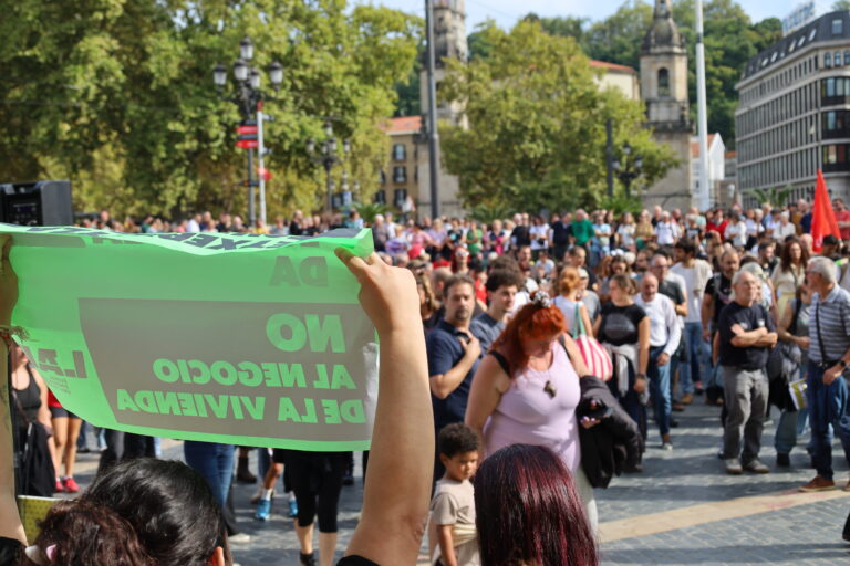 [ARGAZKI GALERIA] Etxebizitza eskubidearen aldeko eta errentismoaren aurkako aldarriek hartu dituzte kaleak asteburuan