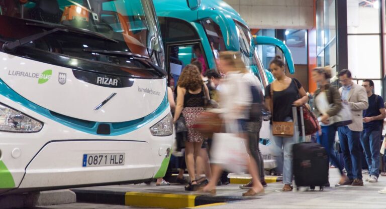 Eskatzen dugu Avanza autobusetako gidariek zerbitzu bereziak egiteagatik dagokien ordaina jaso dezatela