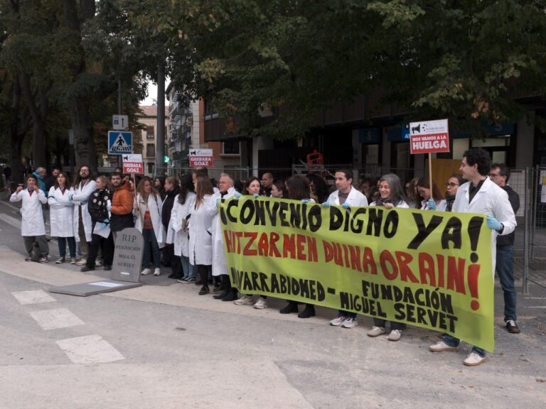 Miguel Servet Fundazioko langileek hitzarmena aplikatzeko finantziazio falta salatu dute, eta Nafarroako ikerketa biomediko publikoaren etorkizunaz ohartarazi dute