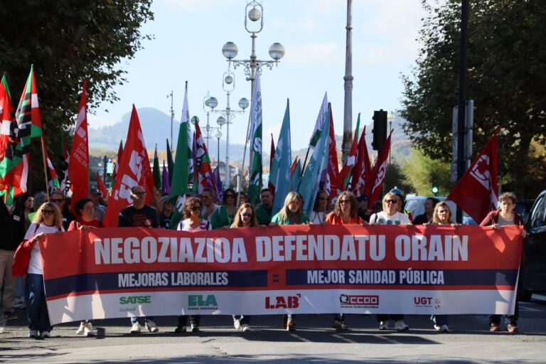 Los trabajadores y las trabajadoras de Osakidetza responden con contundencia a la convocatoria de huelga y llenan las calles en la primera jornada de huelga